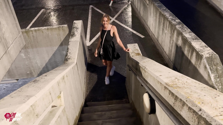Miley Weasel: Blonde traînée au festival folk et baisée sous la pluie !!