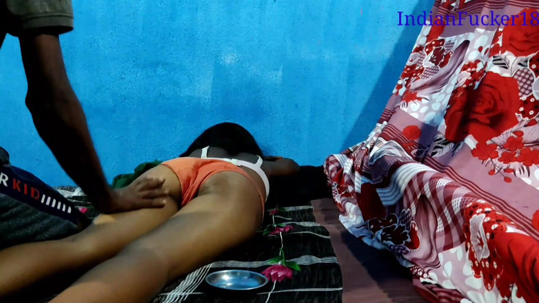 Indianfucker18: प्रेमिका अपने प्रेमी को बहुत बारीकी से सेक्सी लड़की को चोदने के लिए बुलाती है