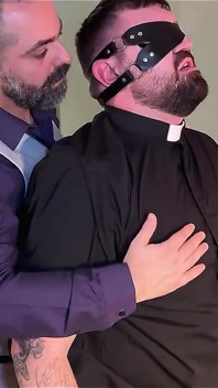 Asorcist: Gay medvědí kněz BDSM