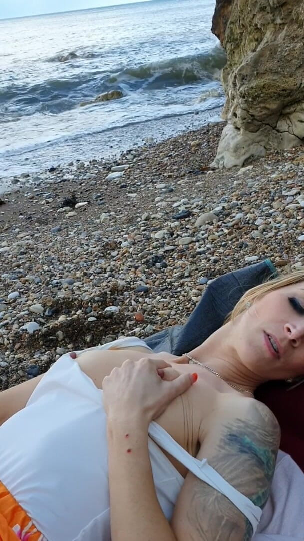 Serenexx: Jsem na pláži, cítím se nadržená, cítí moji kundičku