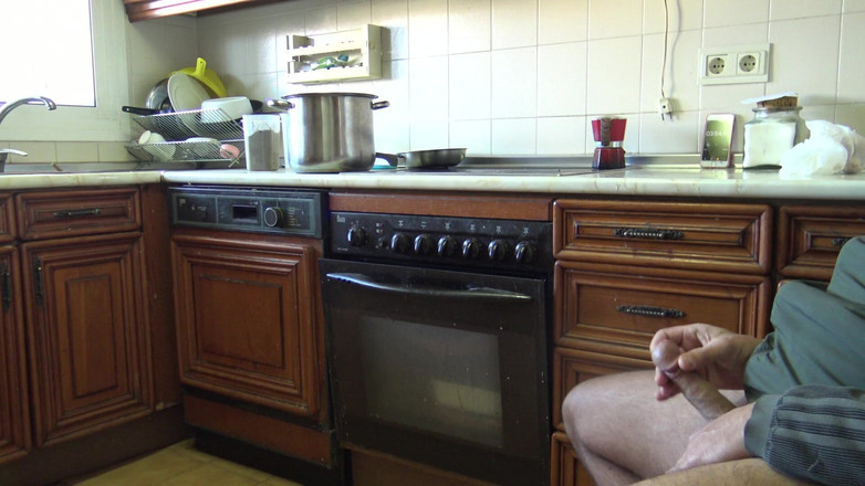 Stepmom Susan: Одягнені жінки, голі чоловіки - збуджена мамка ковтає його сперму після мастурбації