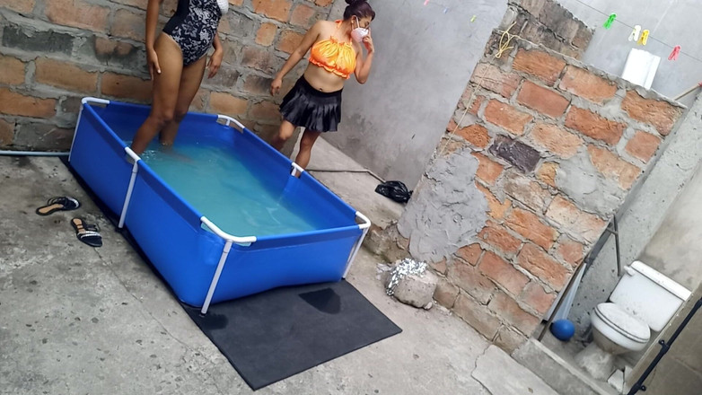 NEGRITA SEXY: Komşum havuzda çok çekici ve seksi bir bikini giyiyor. Çok ateşli.