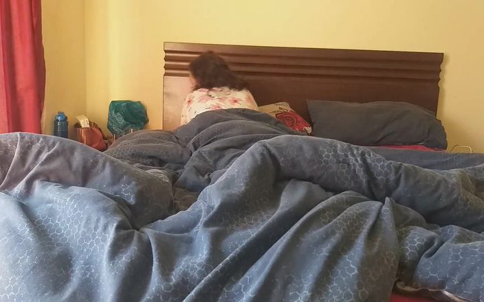 Sparowdox: Sexe matinal : baise sa chatte étroite avec un énorme gode et éjaculation dans...