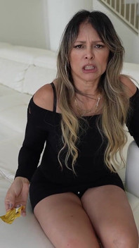 La matrigna miLF trova il preservativo usato del figliastro - Monique Fuentes e Johnny Love