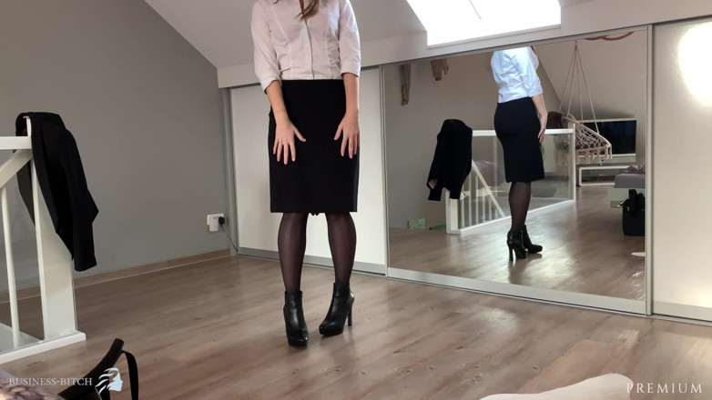 Business Bitch: Secretara se termină cu striptease cu călărire de pulă