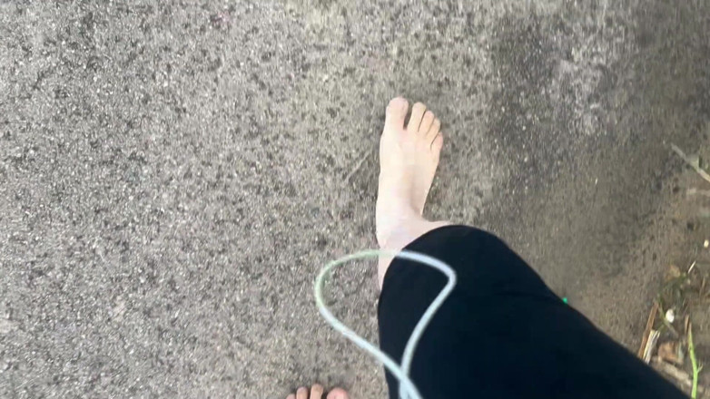 EeveeXo: Pieds nus, promenade sur la plage, SFW