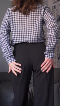 Amateur-milf versucht auf haul arbeitsoutfits in vollbusigem höschen und neckt höschen