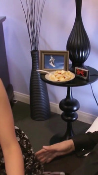 Trójkąt jebanie z dwoma potwornymi kutasami i gorącą ogoloną cipką mamuśką