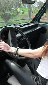 Nicol Pedaal pompt oude VW multivan - hoge hakken naar op blote voeten revving (4k-resolutie)