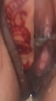 Bella ragazza teenager del villaggio si masturba con verdure