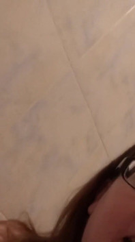 Rasieren und mit möpsen in der badewanne spielen