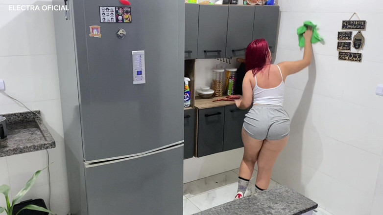 Curious Electra: Balkon Temizleme