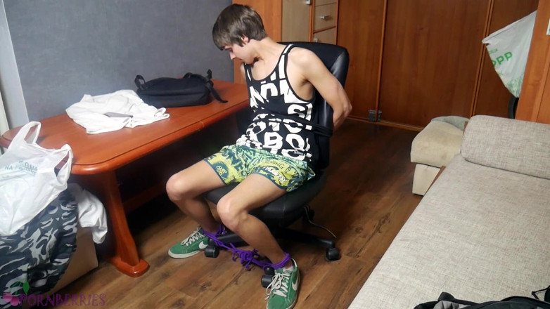 Ethan Alex: Băiatul legat de pe stradă se alege cu pula mulsă și...