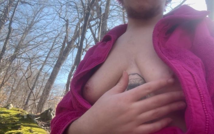 Eros Valentine: Ftm Topless Hiking: Breastplay em uma floresta de musgo