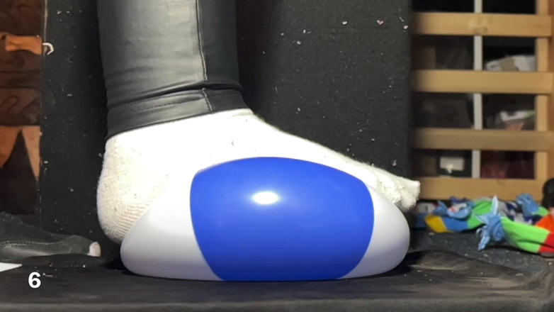 BeachBallsDuo: Bigbootylucy 穿着白色袜子踩踏 7 个蓝色迷你沙滩球!