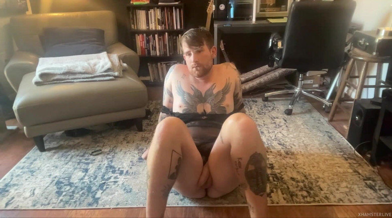 Dirtytrisha: în privat îmi suge vibratorul în rochie din dantelă