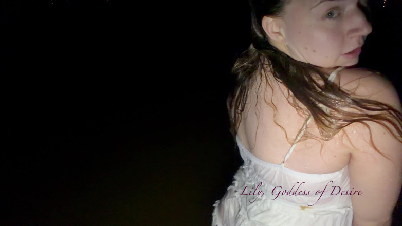 Lily, Goddess of Desire: Bạn đang bị cám dỗ bởi một nữ thần nước cực...