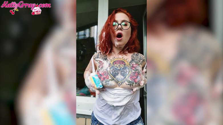 Katty Grray: Sexy holka uklízí balkon a předvádí sexy tělo