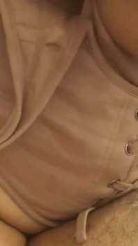 嫉妬深い巨乳熟女継母は、Titfuckを与えた後、彼女の既婚の巨根継息子を彼女の中に射精させます
