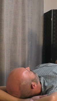 Pielęgniarka Ayla Aysel rozluźnia pacjenta do operacji z ręczną robotą