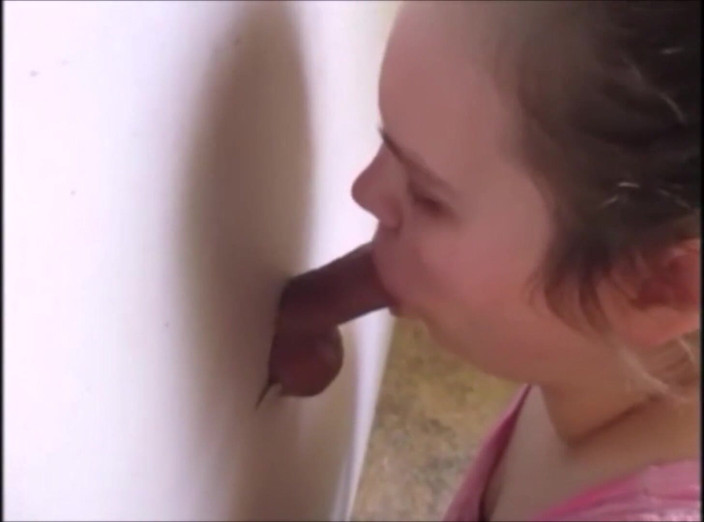 Fat Goddes: Esposa chupa pau no Glory Hole e engole enquanto marido...