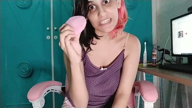 Ms Candy Bunny: Futând obiecte aleatorii