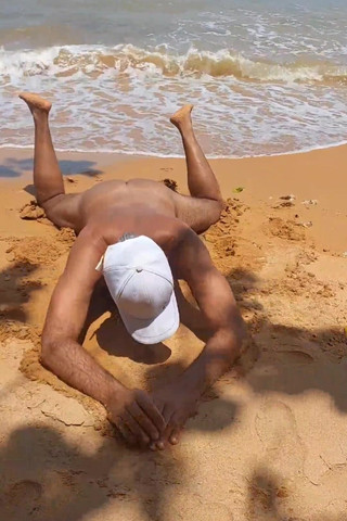 Ladysilvas: Ladysilva Menunjuk-nunjukkan Pantat Panasnya Di Pantai Bogel