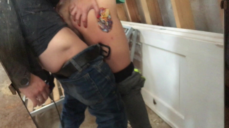 Risky Hairy Couple: Pracovník šuká na staveništi a stříká dovnitř