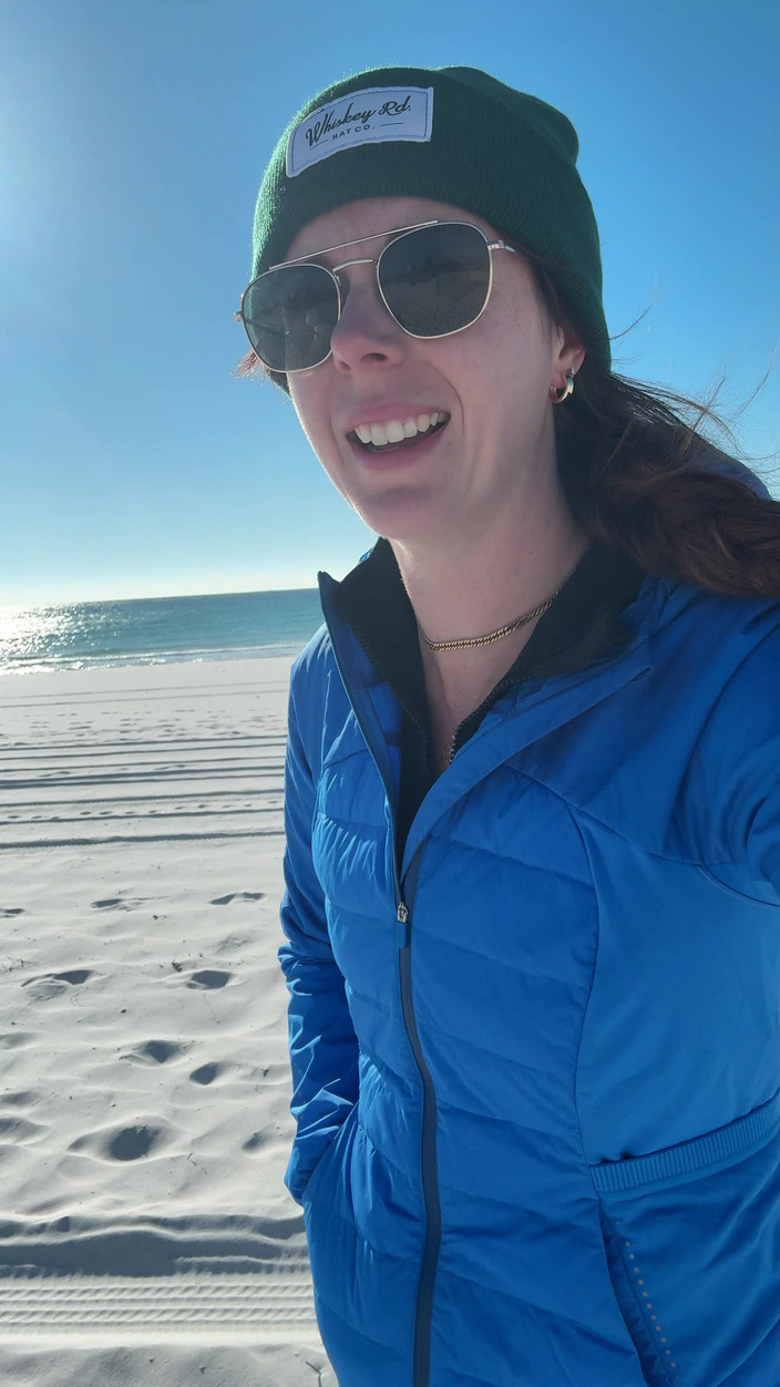 Nadia Foxx: Procházka po pláži volá po rychlém orgasmu!