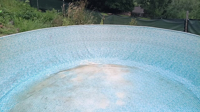 kickerscooter: Desnudos en el jardín: persecución sucia en la piscina