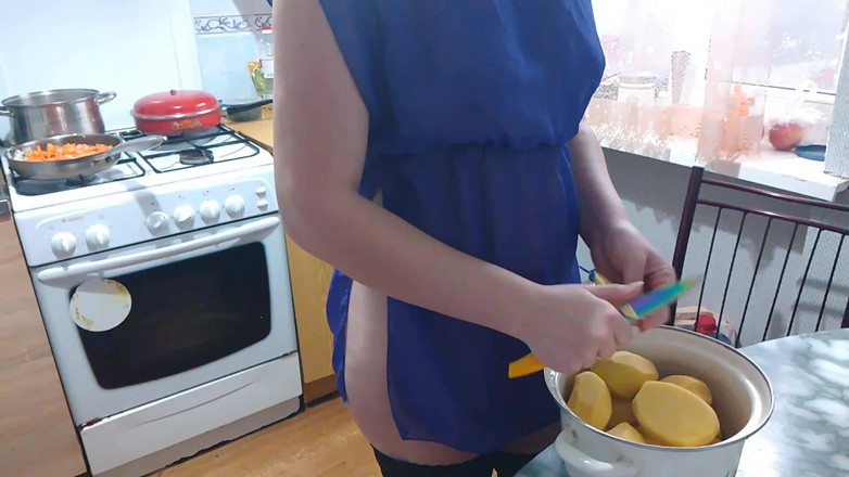 Assol: Una chica en hermosa lencería fue filmada en la cocina...