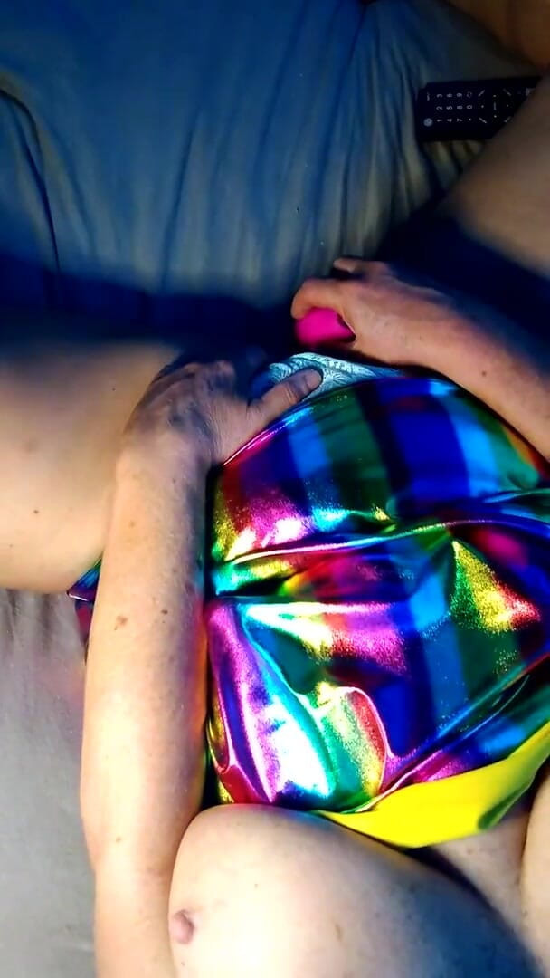 Snazzyteez: Like a G6..masturbating in metallicand moaning for more...