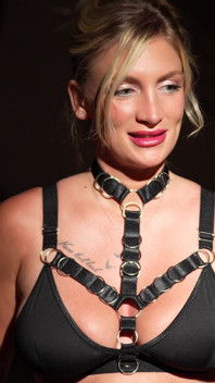 Irina ist 33 jahre alt. Sie hat ein paar erfahrungen mit jungs gehabt, aber sie fühlt, dass sie weiter gehen will
