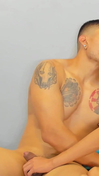 Štíhlý twink masturbující s tlustým XXL penisem Kolumbijce