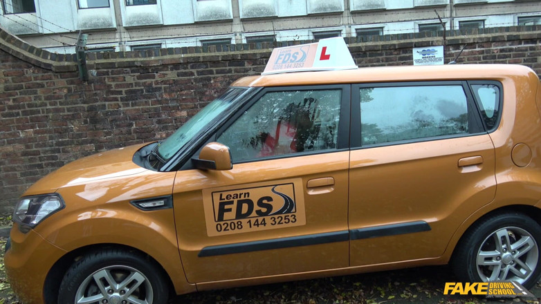 Fake Driving School: Fake driving college - neppe rij-instructeur redt een idiote student van...