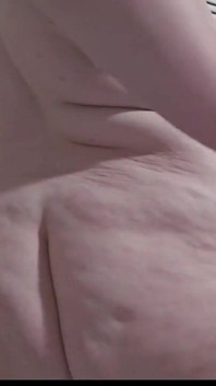 Une BBW PAWG au cul trop lâche pour un mini vibromasseur