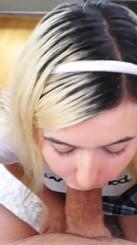 La 18enne amatoriale teen ivonna Winter senza mani ingoia un pompino