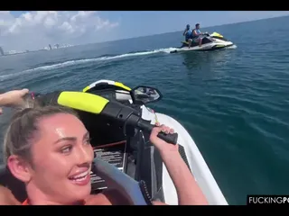 Jetski bakış açısı vahşi Mackenzie Mace ve su gözlemcileri ile sikişiyor. Miami'ye bayılıyorum!!