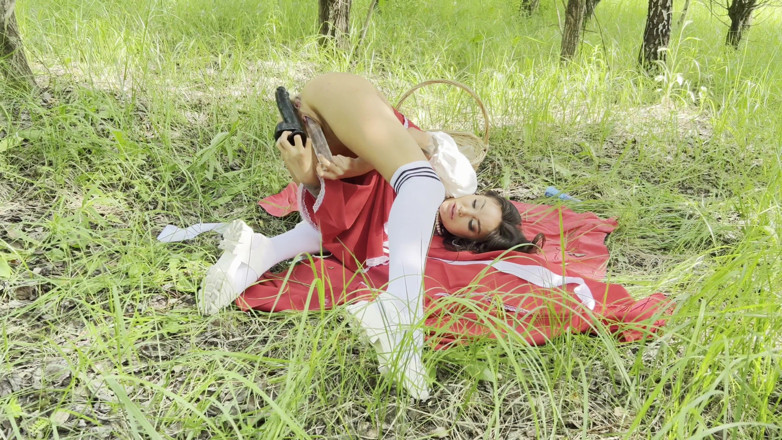 Monika Fox: Red riding hood monika fox ha trovato grandi dildo in...