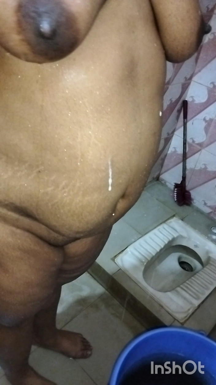 Black Adam: Бангладеська бхабхі показує своє оголене тіло під час душу