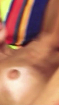 Une MILF sexy baise une trans avec un gode ceinture dans un trou du cul étroit
