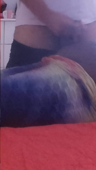 Meine stiefmutter bittet mich um eine massage auf ihren dicken arsch und ich kann nicht widerstehen