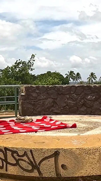 Encontramos un gran reloj de sol (altar) de piedra redonda en la cima de una colina en un parque