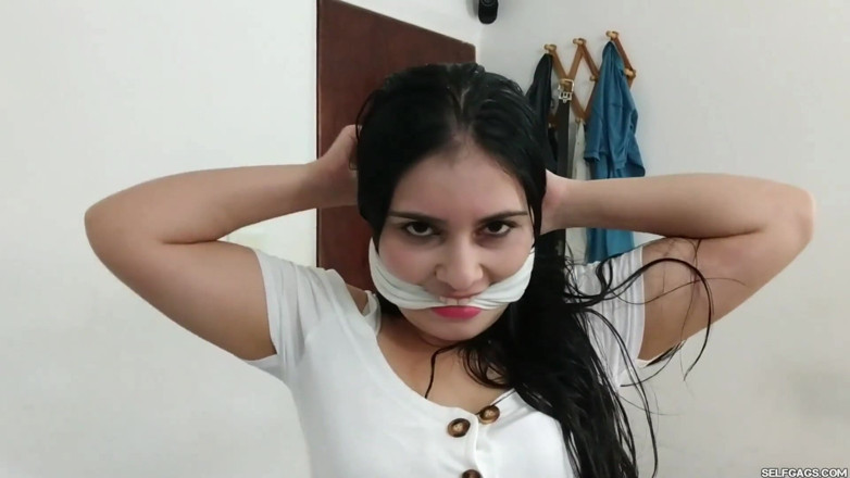 Selfgags Latina Bondage: Sora vitregă obraznică vrea robie și se îneacă!