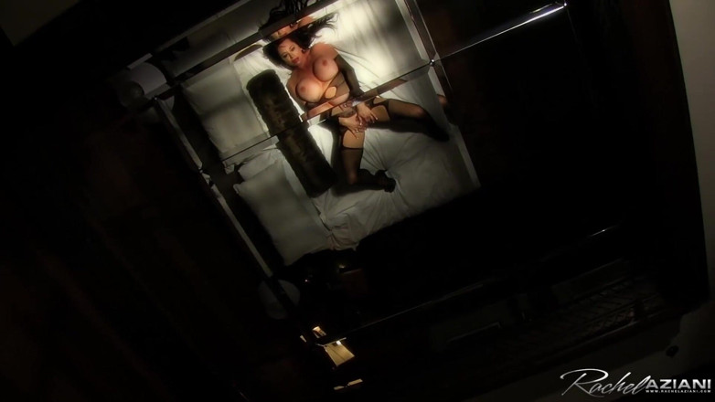 Aziani: Rachel Aziani si dělá radost v sexy nylonovém oblečení