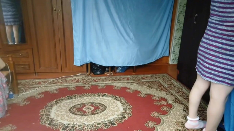 Kitty_Cross: 可爱的 femboy 在裸露的腿上拉超大毛衣