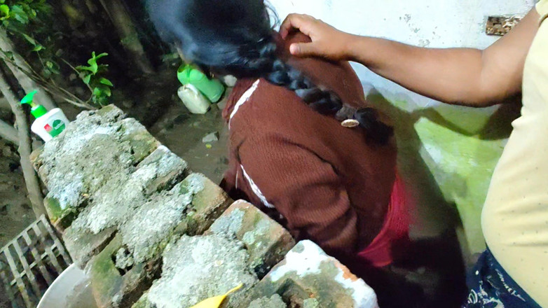 Premi pooja: 의붓여동생의 와이프가 자위하는 걸 보고 흥분했고, 바비 지 앞에서 자위 - 의붓여동생