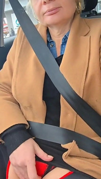 Мілфа chaude et sexy en voiture