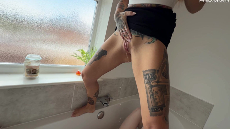 Yourfavecumslut: Kencing pada submisif cuck saya buat kali pertama! Dia kehilangan...