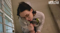 Toma Mur: 彼女は彼女の言葉に答えて、いじめっ子を吸いました